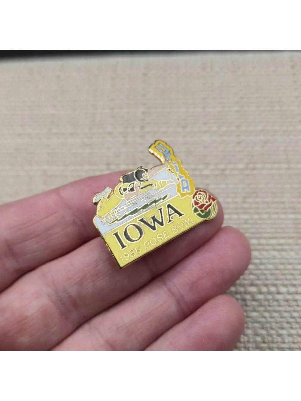 Iowa Hawkeyes 1986 Rose Bowl Vintage Enamel Lapel Pin A8069